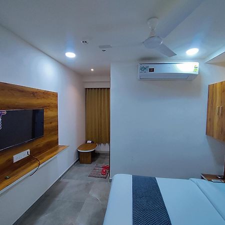 Hotel Lee Park อาเมดาบัด ภายนอก รูปภาพ