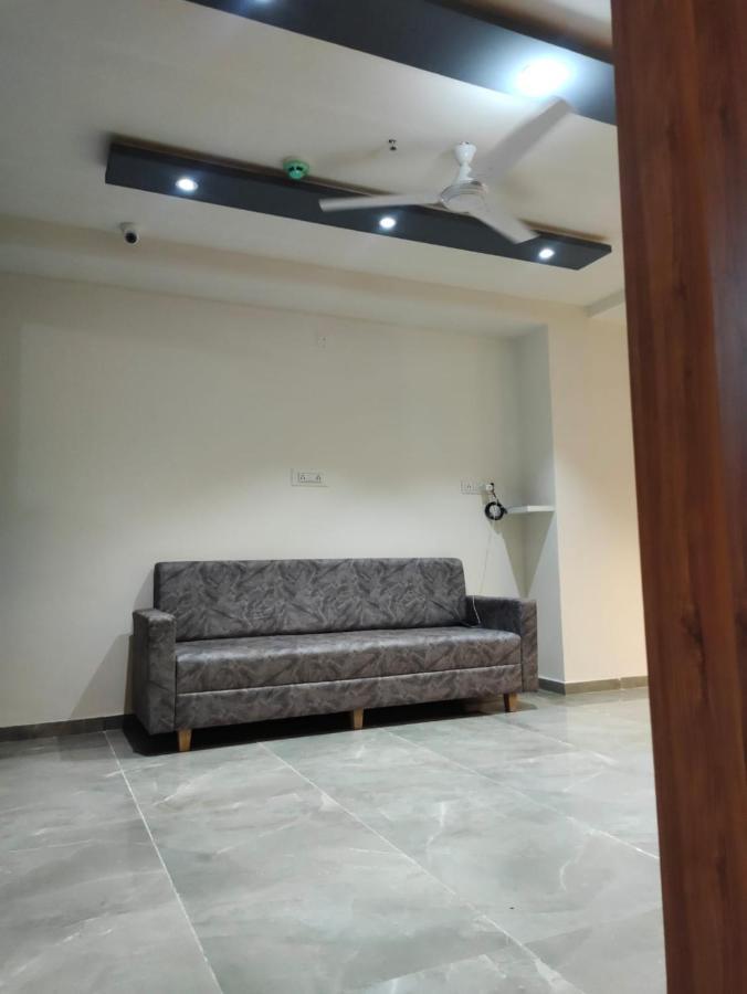 Hotel Lee Park อาเมดาบัด ภายนอก รูปภาพ