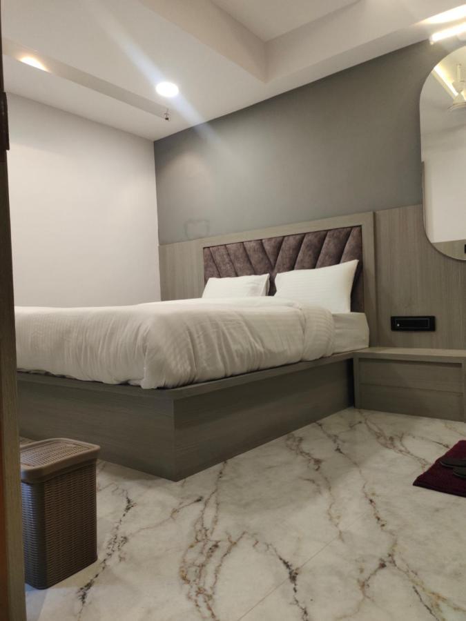 Hotel Lee Park อาเมดาบัด ภายนอก รูปภาพ