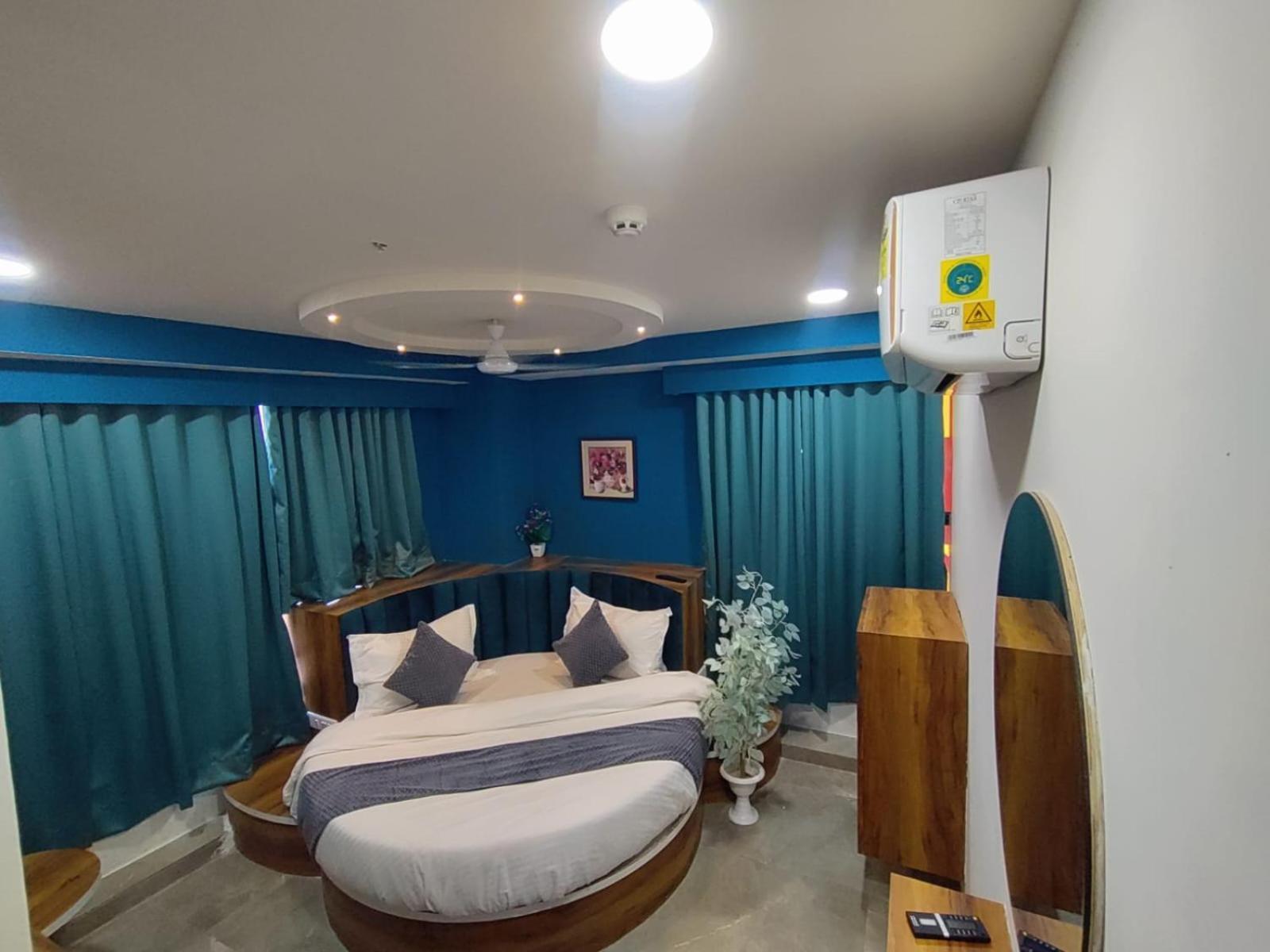 Hotel Lee Park อาเมดาบัด ภายนอก รูปภาพ
