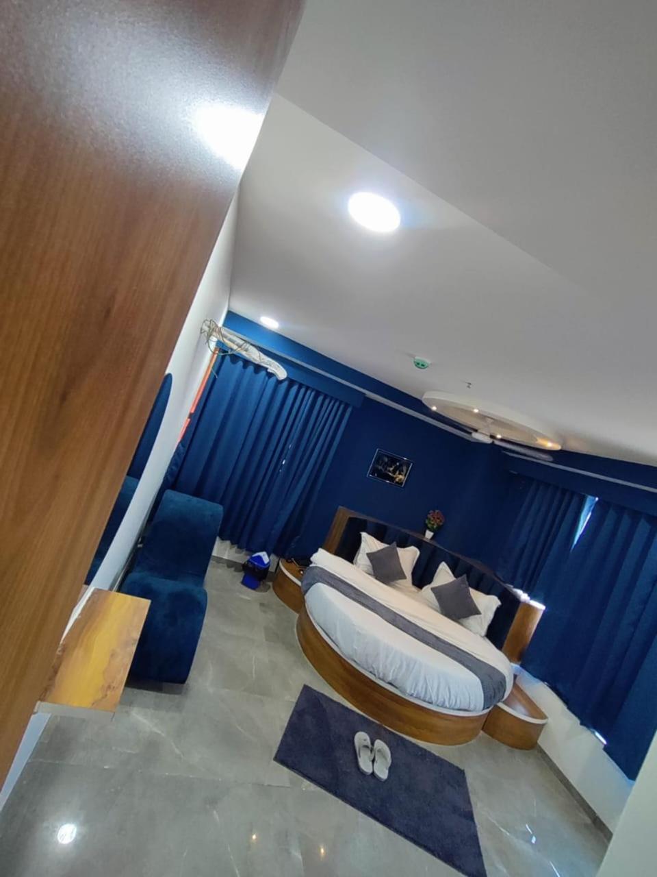 Hotel Lee Park อาเมดาบัด ภายนอก รูปภาพ