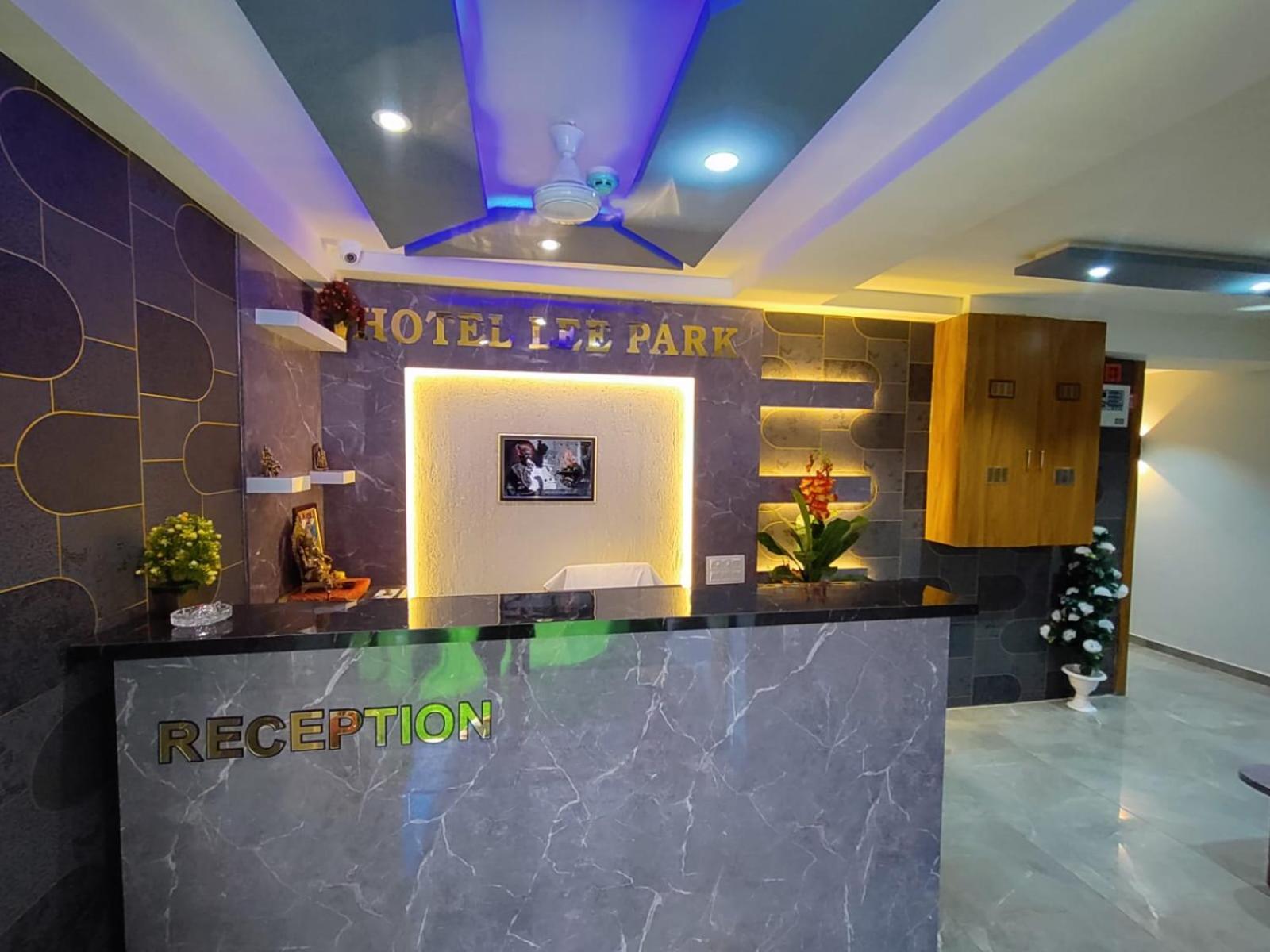 Hotel Lee Park อาเมดาบัด ภายนอก รูปภาพ